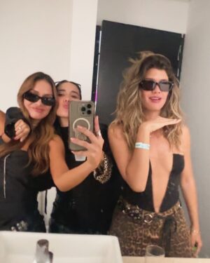 Kimberly Reyes Instagram - Friends & Family 🖤