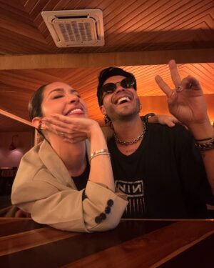 Kimberly Reyes Instagram - Friends & Family 🖤