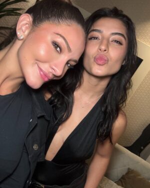 Kimberly Reyes Instagram - Friends & Family 🖤