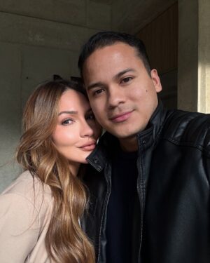 Kimberly Reyes Instagram - Friends & Family 🖤