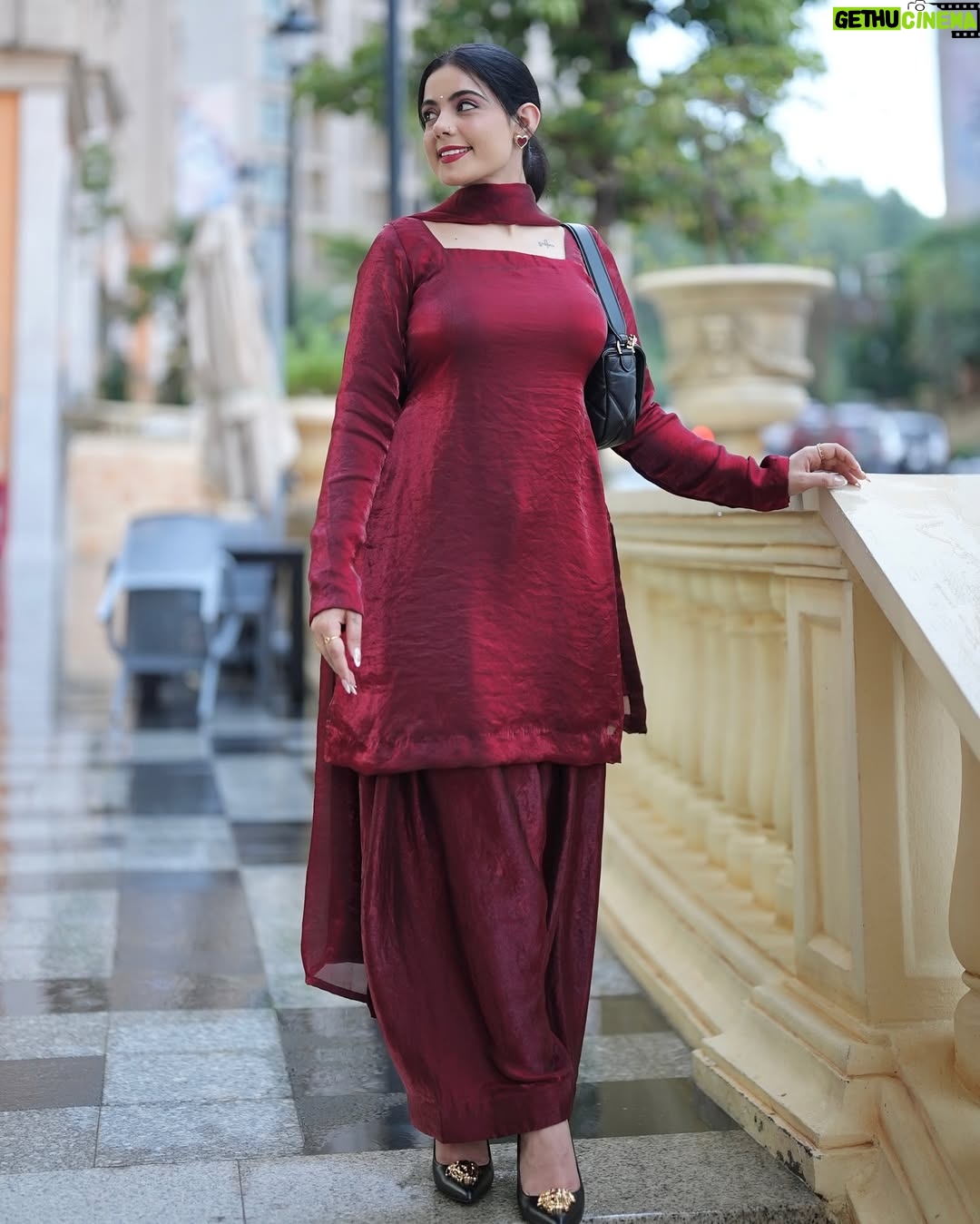 Kirat Randhawa - 63.9K Likes - 🌺
Outfit @riwayatbykirat
Place your orders Asap🎀