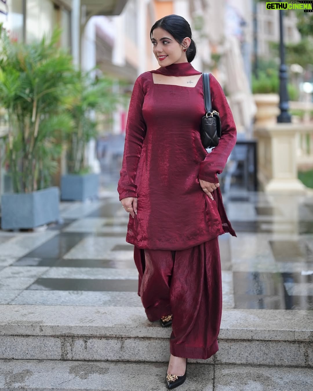 Kirat Randhawa - 63.9K Likes - 🌺
Outfit @riwayatbykirat
Place your orders Asap🎀
