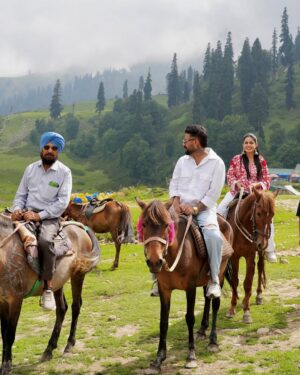 Kirat Randhawa Instagram - Making Memories with Fam is my favourite thing to do🪷
