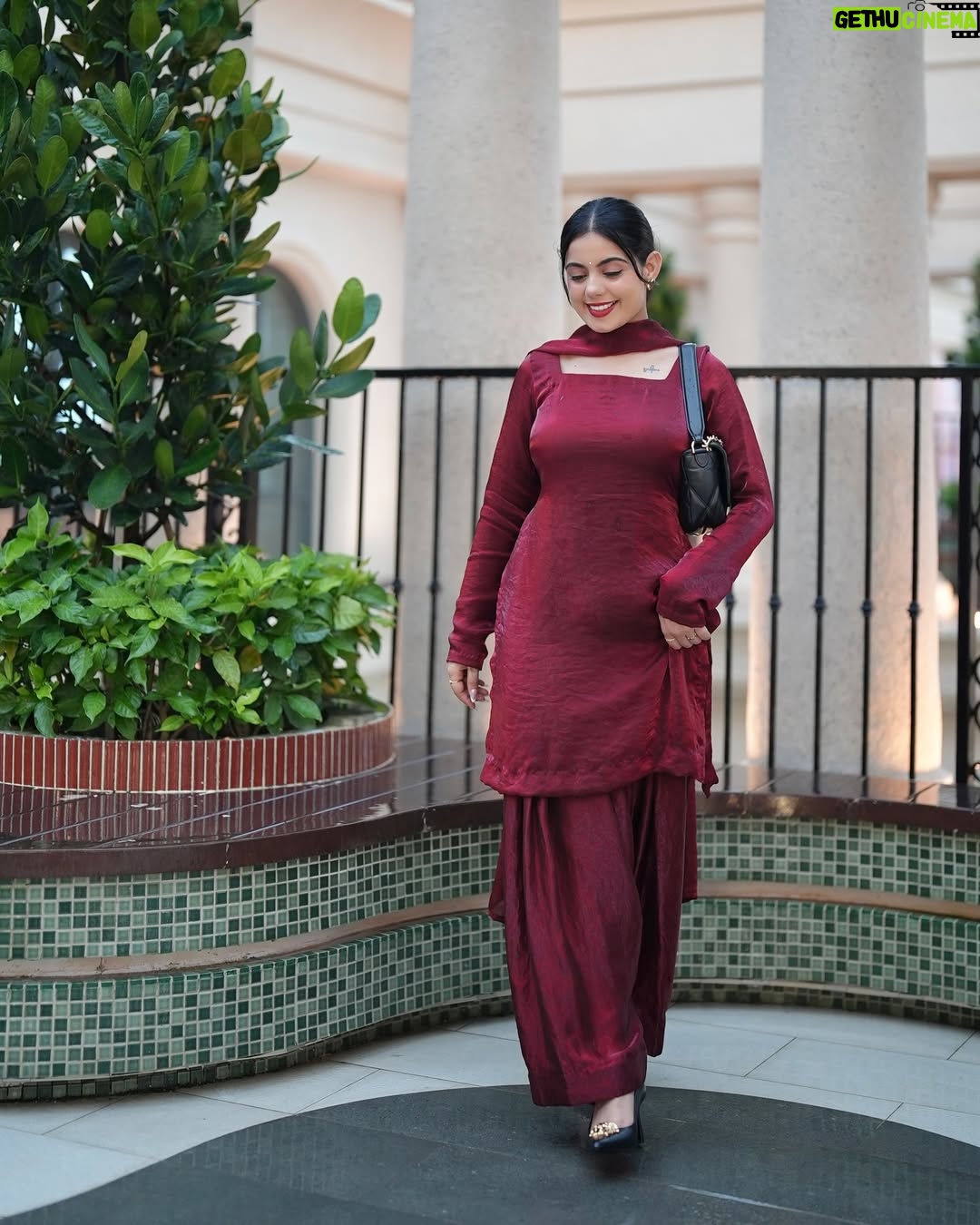 Kirat Randhawa - 63.9K Likes - 🌺
Outfit @riwayatbykirat
Place your orders Asap🎀