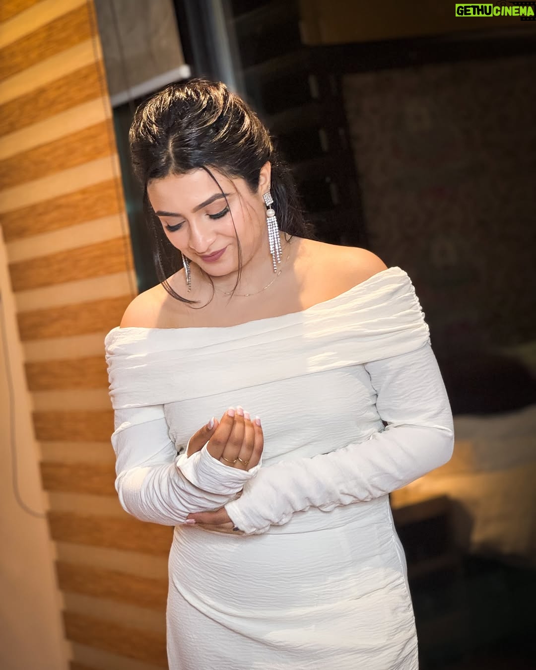 Kirti Mehra - 239K Likes - iifa Awards 2025🔥 Day 2🤍🤍 #kirtimehra #iifa #iifaawards #iifaawards2025 #iifa2025 
Hair & Makeup - @dsmake_over