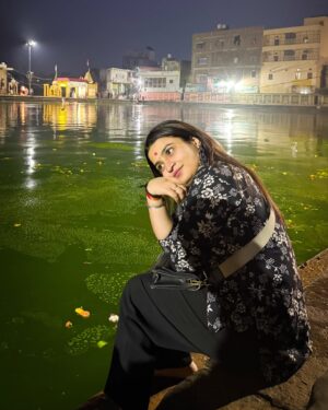 Kirti Mehra Instagram - मेरे दिल की बात जाने कायनात, तेरे दिल की ख़बर बस मुझको 🖤💚🖤 #kirtimehra