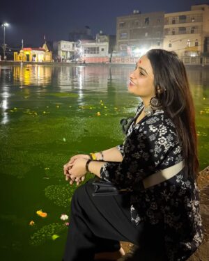 Kirti Mehra Instagram - मेरे दिल की बात जाने कायनात, तेरे दिल की ख़बर बस मुझको 🖤💚🖤 #kirtimehra