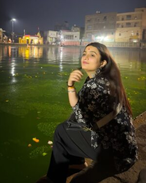 Kirti Mehra Instagram - मेरे दिल की बात जाने कायनात, तेरे दिल की ख़बर बस मुझको 🖤💚🖤 #kirtimehra