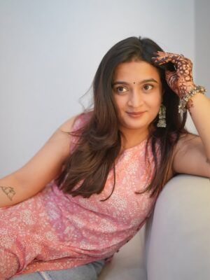 Kirti Mehra Instagram - हमें बरबाद करना है तो हमसे प्यार करो, नफरत करोगे तो थक जाओगे।❤️🫶🏻🕯️✨ #kirtimehra
(Hate can never be conquered with hate, only love)
