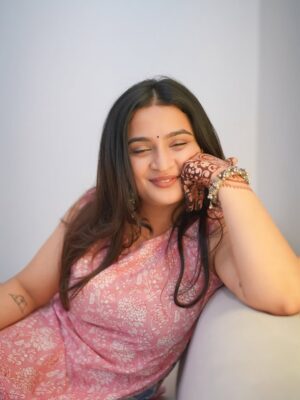 Kirti Mehra Instagram - हमें बरबाद करना है तो हमसे प्यार करो, नफरत करोगे तो थक जाओगे।❤️🫶🏻🕯️✨ #kirtimehra
(Hate can never be conquered with hate, only love)
