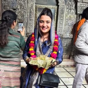 Kirti Mehra Instagram - वृंदावन बांके बिहारी , राधा रानी मंदिर ❤️🦚 #kirtimehra