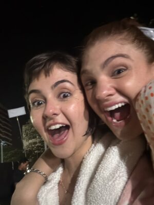 Klara Castanho Instagram - Eugênia,
eu te amei desde o dia que te conheci. Intensa e absolutamente.
Quantas vidas vivemos em 10 meses! Quantas histórias dentro e fora de cena.
Eu sempre falo de sorte, porque ela é absolutamente real, mas é sobre disponibilidade, troca e amor pelo que estamos fazendo.
Que bom. Quanta sorte.
Eu amo cada um de vocês. Do nosso jeito. Muito. Não tem mais volta.
