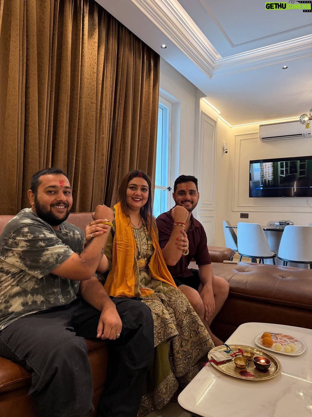 Komal Saklani - 62.5K Likes - भाई बहन के प्यार का बंधन रक्षा बंधन की सभी को हार्दिक शुभकामनाएं 
सभी भाई-बहन के बीच प्यार और स्नेह बना रहे ❤️💐🫶🕉️
Mere bhai @rahulsaklani24 @kashish_rajput07 @neerajkrathi @sohi_saini 

#happyrakshabandhan #2025 #brothersister #love #bond