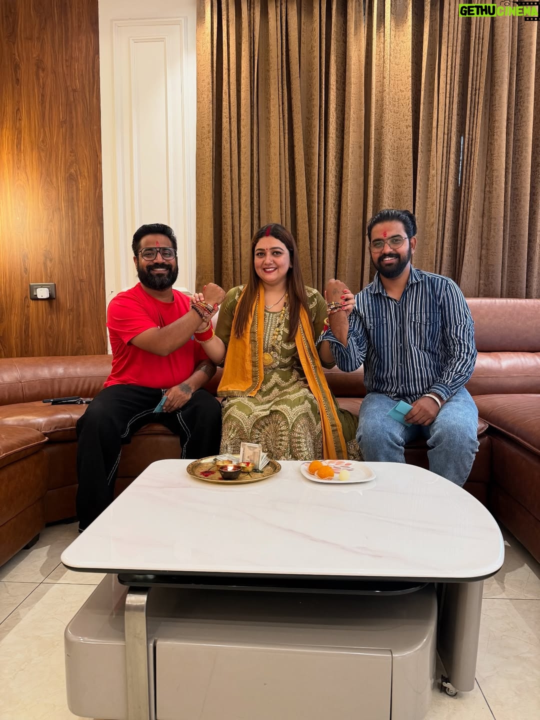 Komal Saklani - 62.5K Likes - भाई बहन के प्यार का बंधन रक्षा बंधन की सभी को हार्दिक शुभकामनाएं 
सभी भाई-बहन के बीच प्यार और स्नेह बना रहे ❤️💐🫶🕉️
Mere bhai @rahulsaklani24 @kashish_rajput07 @neerajkrathi @sohi_saini 

#happyrakshabandhan #2025 #brothersister #love #bond