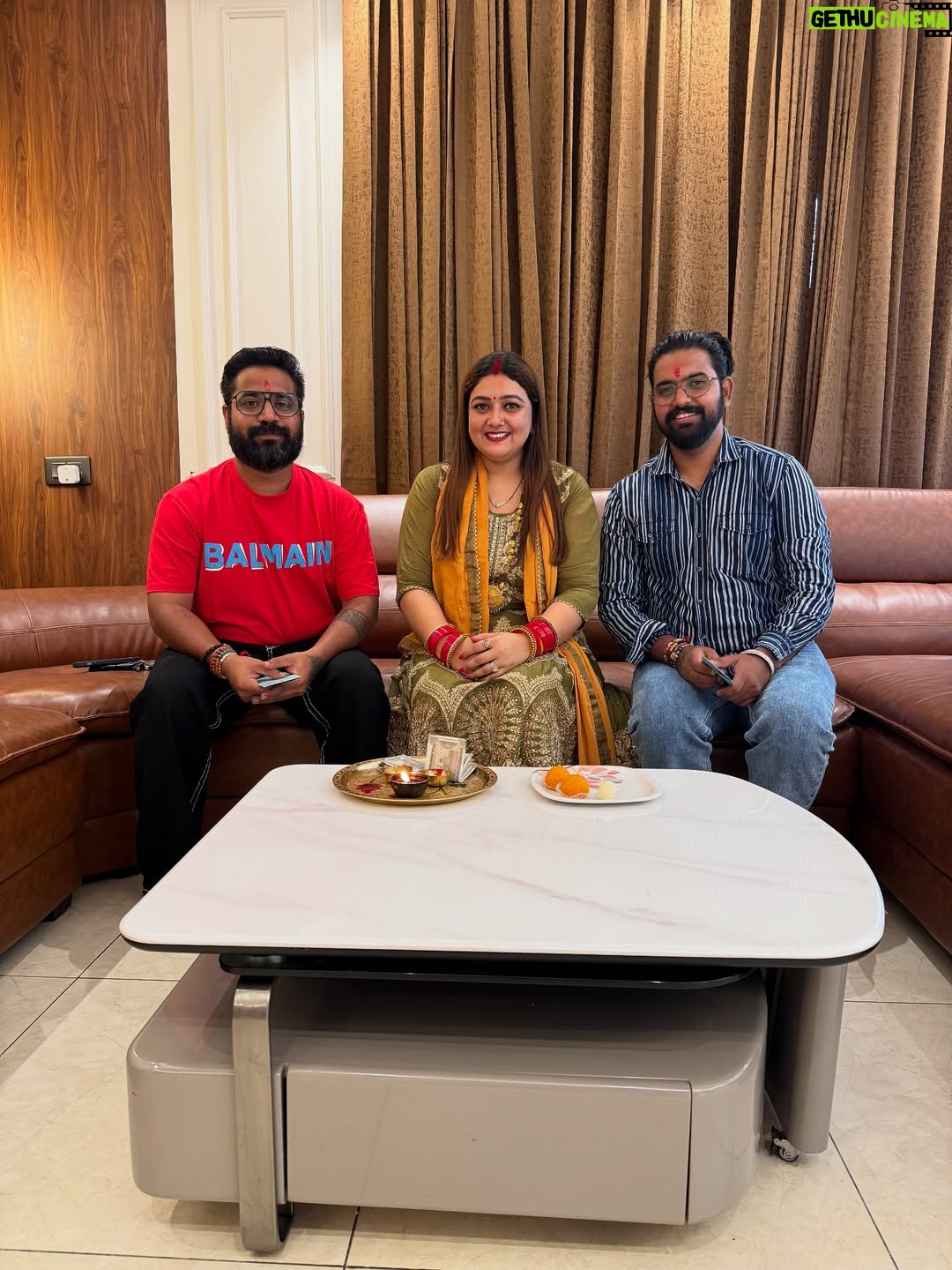 Komal Saklani - 62.5K Likes - भाई बहन के प्यार का बंधन रक्षा बंधन की सभी को हार्दिक शुभकामनाएं 
सभी भाई-बहन के बीच प्यार और स्नेह बना रहे ❤️💐🫶🕉️
Mere bhai @rahulsaklani24 @kashish_rajput07 @neerajkrathi @sohi_saini 

#happyrakshabandhan #2025 #brothersister #love #bond