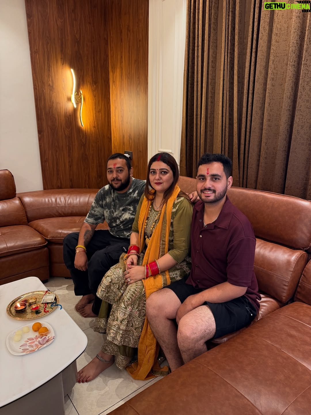 Komal Saklani - 62.5K Likes - भाई बहन के प्यार का बंधन रक्षा बंधन की सभी को हार्दिक शुभकामनाएं 
सभी भाई-बहन के बीच प्यार और स्नेह बना रहे ❤️💐🫶🕉️
Mere bhai @rahulsaklani24 @kashish_rajput07 @neerajkrathi @sohi_saini 

#happyrakshabandhan #2025 #brothersister #love #bond