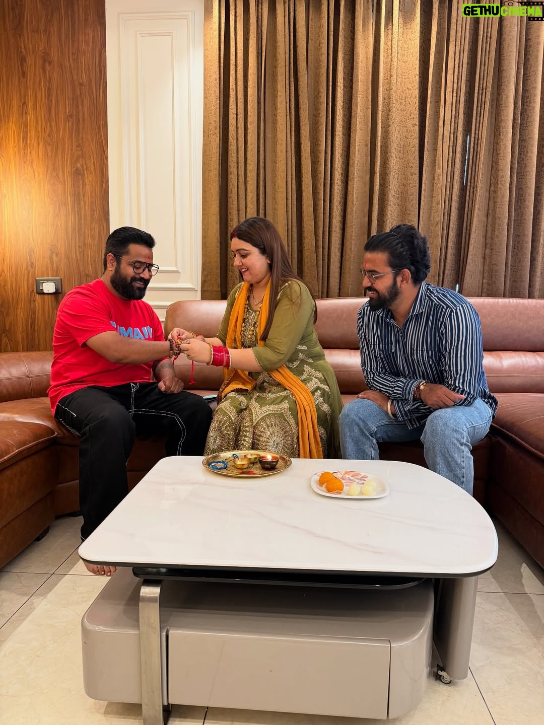 Komal Saklani - 62.5K Likes - भाई बहन के प्यार का बंधन रक्षा बंधन की सभी को हार्दिक शुभकामनाएं 
सभी भाई-बहन के बीच प्यार और स्नेह बना रहे ❤️💐🫶🕉️
Mere bhai @rahulsaklani24 @kashish_rajput07 @neerajkrathi @sohi_saini 

#happyrakshabandhan #2025 #brothersister #love #bond