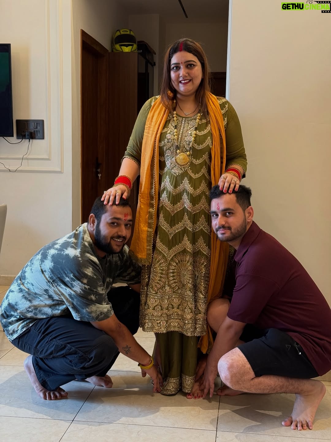 Komal Saklani - 62.5K Likes - भाई बहन के प्यार का बंधन रक्षा बंधन की सभी को हार्दिक शुभकामनाएं 
सभी भाई-बहन के बीच प्यार और स्नेह बना रहे ❤️💐🫶🕉️
Mere bhai @rahulsaklani24 @kashish_rajput07 @neerajkrathi @sohi_saini 

#happyrakshabandhan #2025 #brothersister #love #bond