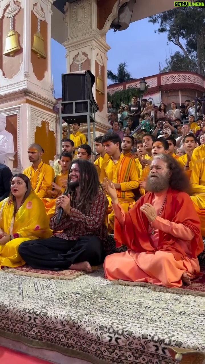 Komal Saklani - 35.4K Likes - Hansraj Raghuwanshi’s @baba_hans_raghuwanshi divine voice echoed through Parmarth Niketan, on the sacred banks of Maa Ganga, in the holy presence of Mahadev and Param Pujya Swamiji @pujyaswamiji 
.
.
.
#parmarthniketan #hansrajraghuwanshi #pujyaswamiji #ganga #rishikesh #mahadev #shiv #shivshambhu #harharmahadev