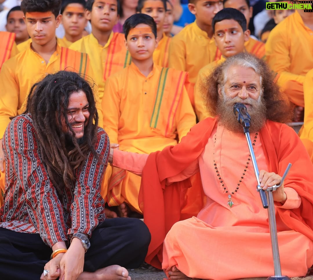Komal Saklani - 94.6K Likes - गायक हंसराज रघुवंशी जी @baba_hans_raghuwanshi एवं उनकी जीवनसंगिनी श्रीमती कोमल सकलानी, रघुवंशी जी @komal_saklani का परमार्थ निकेतन @parmarthniketan  में दर्शनार्थ आगमन! पूज्य स्वामी चिदानन्द सरस्वती जी @pujyaswamiji  से भेंट कर दिव्य आशीर्वाद प्राप्त किया और विश्व शान्ति यज्ञ व मां गंगा जी की दिव्य आरती में सहभाग कर विश्व शान्ति की प्रार्थना की। गंगा तट पर गूंजीं भक्ति की स्वर लहरियाँ
.
.
.
#gangaaarti #hansrajraghuwanshi #parmarthniketan  #ganga #rishikesh #pujyaswamiji #gangaghat #harharmahadev #mahadev #shivbhakt #shiva #shivji #harharmahadevॐ #bolenath #bhakti #devotional
