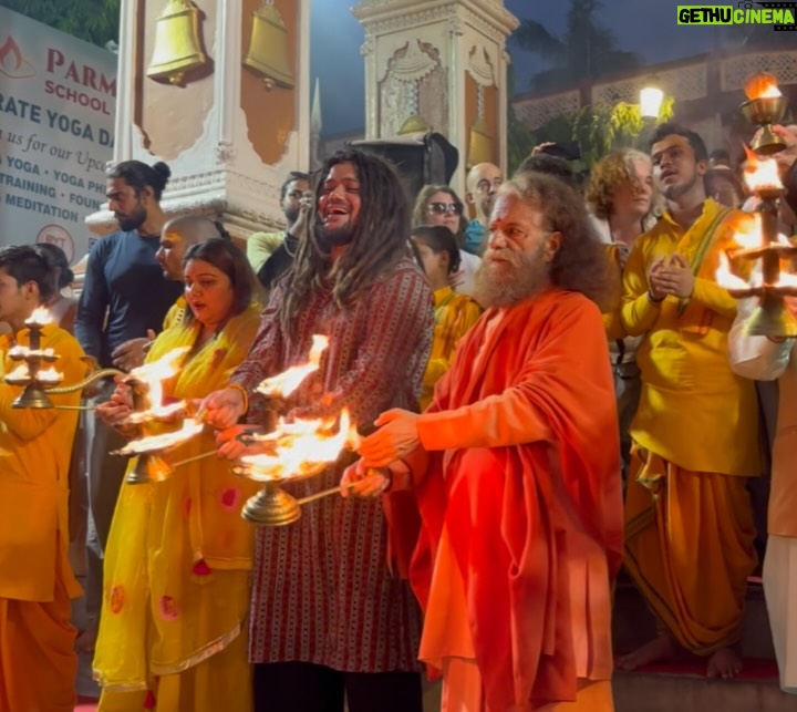 Komal Saklani - 94.6K Likes - गायक हंसराज रघुवंशी जी @baba_hans_raghuwanshi एवं उनकी जीवनसंगिनी श्रीमती कोमल सकलानी, रघुवंशी जी @komal_saklani का परमार्थ निकेतन @parmarthniketan  में दर्शनार्थ आगमन! पूज्य स्वामी चिदानन्द सरस्वती जी @pujyaswamiji  से भेंट कर दिव्य आशीर्वाद प्राप्त किया और विश्व शान्ति यज्ञ व मां गंगा जी की दिव्य आरती में सहभाग कर विश्व शान्ति की प्रार्थना की। गंगा तट पर गूंजीं भक्ति की स्वर लहरियाँ
.
.
.
#gangaaarti #hansrajraghuwanshi #parmarthniketan  #ganga #rishikesh #pujyaswamiji #gangaghat #harharmahadev #mahadev #shivbhakt #shiva #shivji #harharmahadevॐ #bolenath #bhakti #devotional