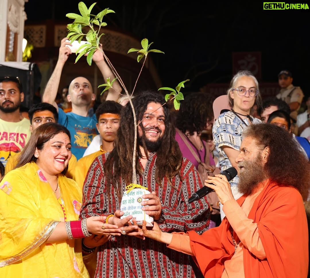 Komal Saklani - 94.6K Likes - गायक हंसराज रघुवंशी जी @baba_hans_raghuwanshi एवं उनकी जीवनसंगिनी श्रीमती कोमल सकलानी, रघुवंशी जी @komal_saklani का परमार्थ निकेतन @parmarthniketan  में दर्शनार्थ आगमन! पूज्य स्वामी चिदानन्द सरस्वती जी @pujyaswamiji  से भेंट कर दिव्य आशीर्वाद प्राप्त किया और विश्व शान्ति यज्ञ व मां गंगा जी की दिव्य आरती में सहभाग कर विश्व शान्ति की प्रार्थना की। गंगा तट पर गूंजीं भक्ति की स्वर लहरियाँ
.
.
.
#gangaaarti #hansrajraghuwanshi #parmarthniketan  #ganga #rishikesh #pujyaswamiji #gangaghat #harharmahadev #mahadev #shivbhakt #shiva #shivji #harharmahadevॐ #bolenath #bhakti #devotional