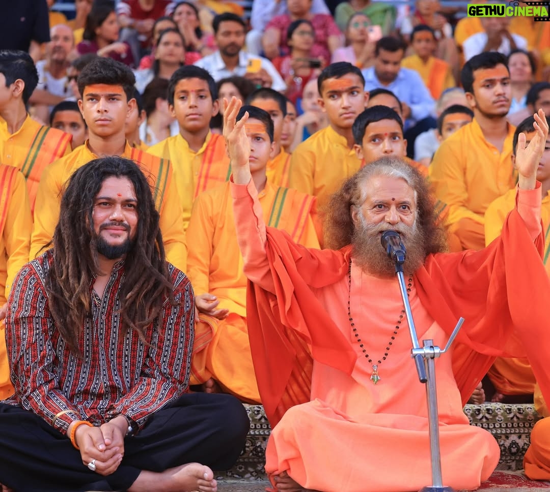Komal Saklani - 94.6K Likes - गायक हंसराज रघुवंशी जी @baba_hans_raghuwanshi एवं उनकी जीवनसंगिनी श्रीमती कोमल सकलानी, रघुवंशी जी @komal_saklani का परमार्थ निकेतन @parmarthniketan  में दर्शनार्थ आगमन! पूज्य स्वामी चिदानन्द सरस्वती जी @pujyaswamiji  से भेंट कर दिव्य आशीर्वाद प्राप्त किया और विश्व शान्ति यज्ञ व मां गंगा जी की दिव्य आरती में सहभाग कर विश्व शान्ति की प्रार्थना की। गंगा तट पर गूंजीं भक्ति की स्वर लहरियाँ
.
.
.
#gangaaarti #hansrajraghuwanshi #parmarthniketan  #ganga #rishikesh #pujyaswamiji #gangaghat #harharmahadev #mahadev #shivbhakt #shiva #shivji #harharmahadevॐ #bolenath #bhakti #devotional