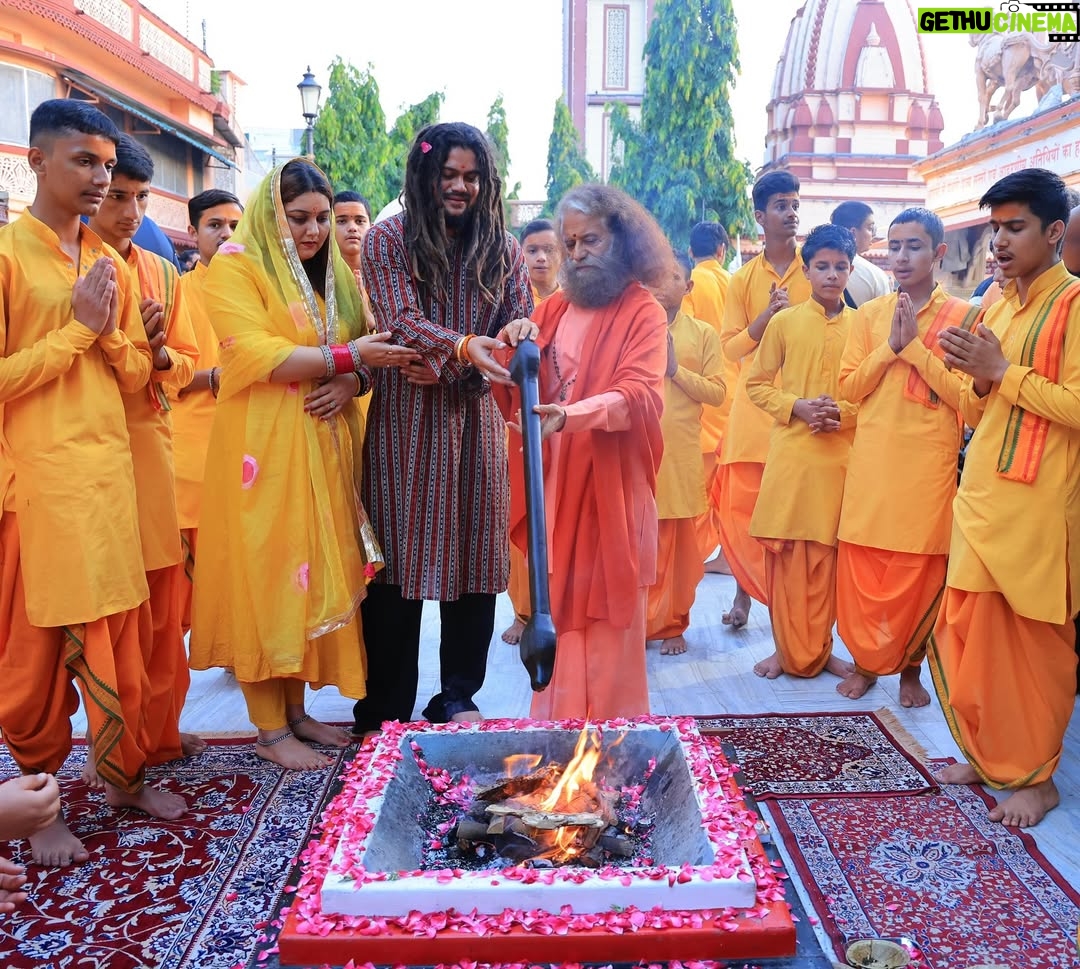 Komal Saklani - 94.6K Likes - गायक हंसराज रघुवंशी जी @baba_hans_raghuwanshi एवं उनकी जीवनसंगिनी श्रीमती कोमल सकलानी, रघुवंशी जी @komal_saklani का परमार्थ निकेतन @parmarthniketan  में दर्शनार्थ आगमन! पूज्य स्वामी चिदानन्द सरस्वती जी @pujyaswamiji  से भेंट कर दिव्य आशीर्वाद प्राप्त किया और विश्व शान्ति यज्ञ व मां गंगा जी की दिव्य आरती में सहभाग कर विश्व शान्ति की प्रार्थना की। गंगा तट पर गूंजीं भक्ति की स्वर लहरियाँ
.
.
.
#gangaaarti #hansrajraghuwanshi #parmarthniketan  #ganga #rishikesh #pujyaswamiji #gangaghat #harharmahadev #mahadev #shivbhakt #shiva #shivji #harharmahadevॐ #bolenath #bhakti #devotional