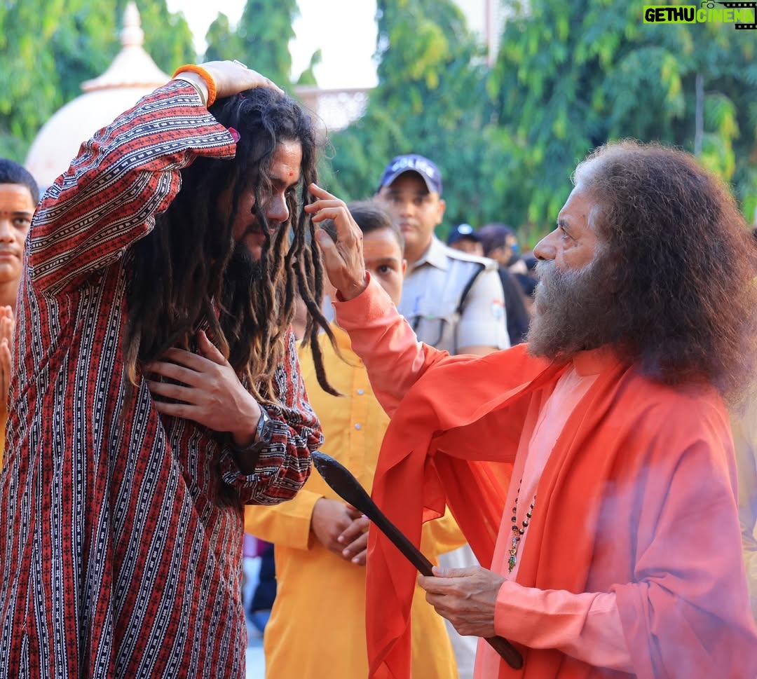 Komal Saklani - 94.6K Likes - गायक हंसराज रघुवंशी जी @baba_hans_raghuwanshi एवं उनकी जीवनसंगिनी श्रीमती कोमल सकलानी, रघुवंशी जी @komal_saklani का परमार्थ निकेतन @parmarthniketan  में दर्शनार्थ आगमन! पूज्य स्वामी चिदानन्द सरस्वती जी @pujyaswamiji  से भेंट कर दिव्य आशीर्वाद प्राप्त किया और विश्व शान्ति यज्ञ व मां गंगा जी की दिव्य आरती में सहभाग कर विश्व शान्ति की प्रार्थना की। गंगा तट पर गूंजीं भक्ति की स्वर लहरियाँ
.
.
.
#gangaaarti #hansrajraghuwanshi #parmarthniketan  #ganga #rishikesh #pujyaswamiji #gangaghat #harharmahadev #mahadev #shivbhakt #shiva #shivji #harharmahadevॐ #bolenath #bhakti #devotional