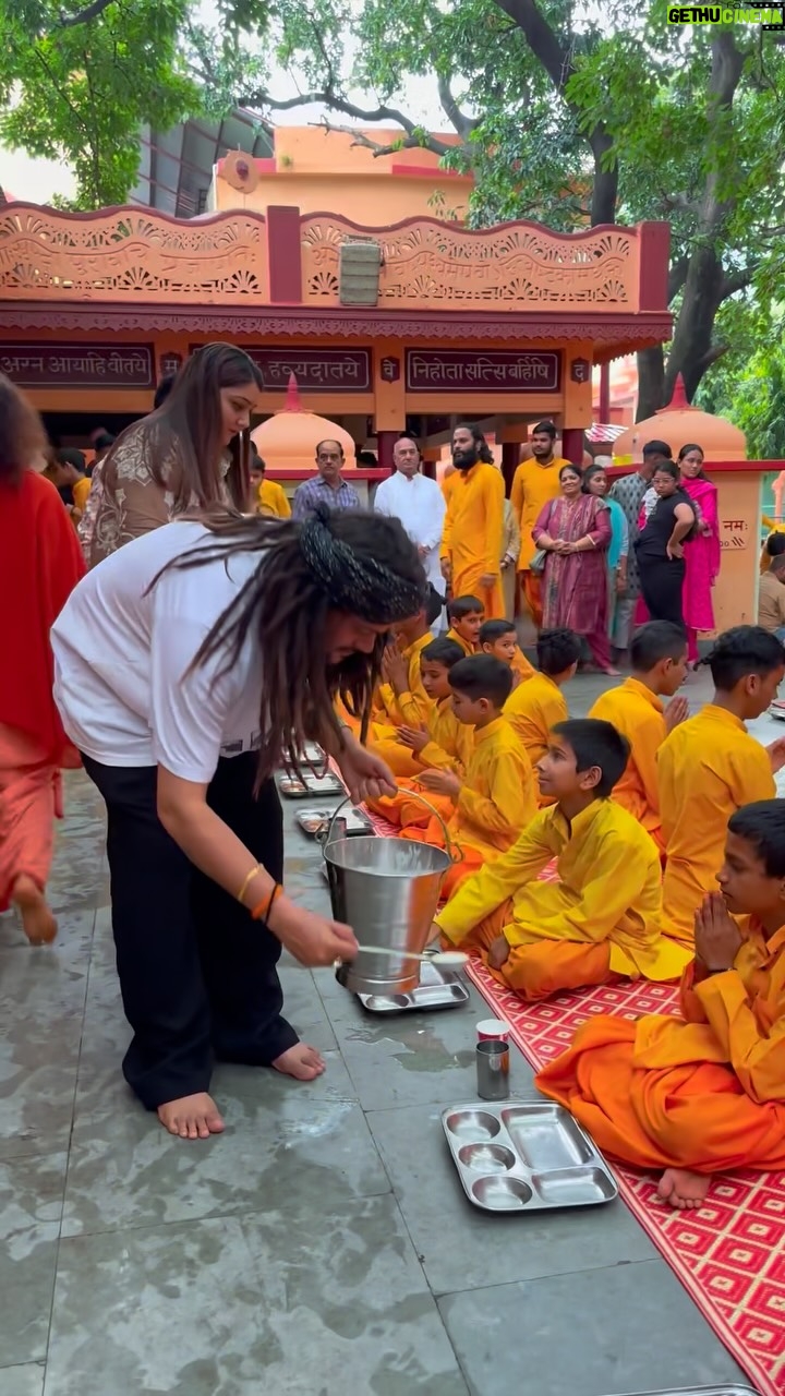 Komal Saklani - 66.7K Likes - परम पूज्य स्वामी चिदानंद सरस्वती जी आपसे मिलकर बहुत ही आनंद मिला और आपके साथ परमार्थ निकेतन के गंगा घाट पर गंगा माँ जी की आरती करने का सौभाग्य प्राप्त हुआ आपका बहुत बहुत धन्यवाद 🙏🏻
@pujyaswamiji
@parmarthniketan
@deepakparmarth