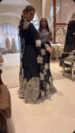 Komal Sodhi Instagram - ❤️..then this Black beauty … 
Wearing @abhinavmishra_ @abhinavmishrapersonal ❤️
Makeup @makeupbydivya 
Earrings @suhana_art_and_jewels 💕

#lehenga #share #embroidery #mırrorwork #love