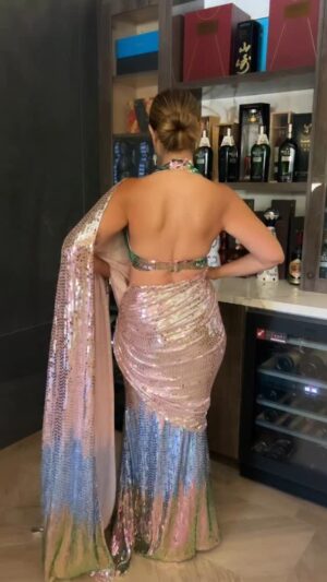 Komal Sodhi Instagram - Shimmer and bling all the way 💕💕

Wearing @manishmalhotraworld @manishmalhotra05 

#share #blingsarees #glitter #sarees #halter #🔥 #likeforlikes #viralreel