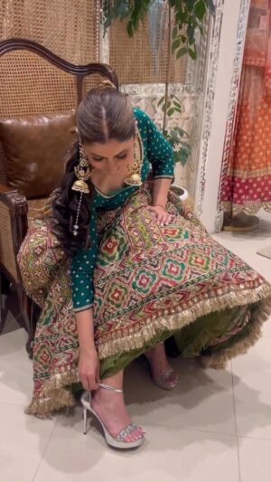 Komal Sodhi Instagram - Bold Green 💚

Wearing @abhinavmishra_ 

#lehengas #embroidery #reels #like4like #share