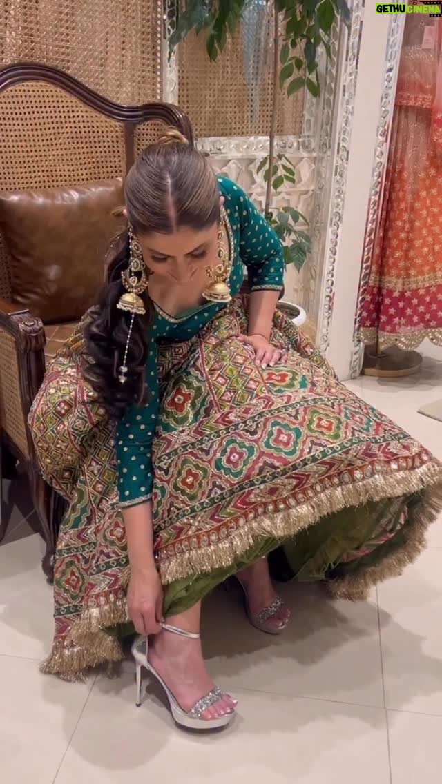 Komal Sodhi - 678 Likes - Bold Green 💚

Wearing @abhinavmishra_ 

#lehengas #embroidery #reels #like4like #share