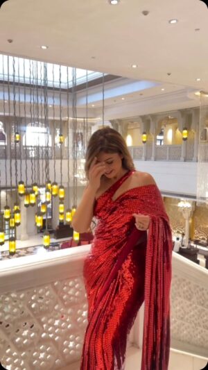 Komal Sodhi Instagram - I love glitter and shimmer and you ❤️
Raat baaki 😍
Wearing my Fav MM saree @manishmalhotra05 @manishmalhotraworld 
#sarees #bling #fav #viral #red #shimmer
