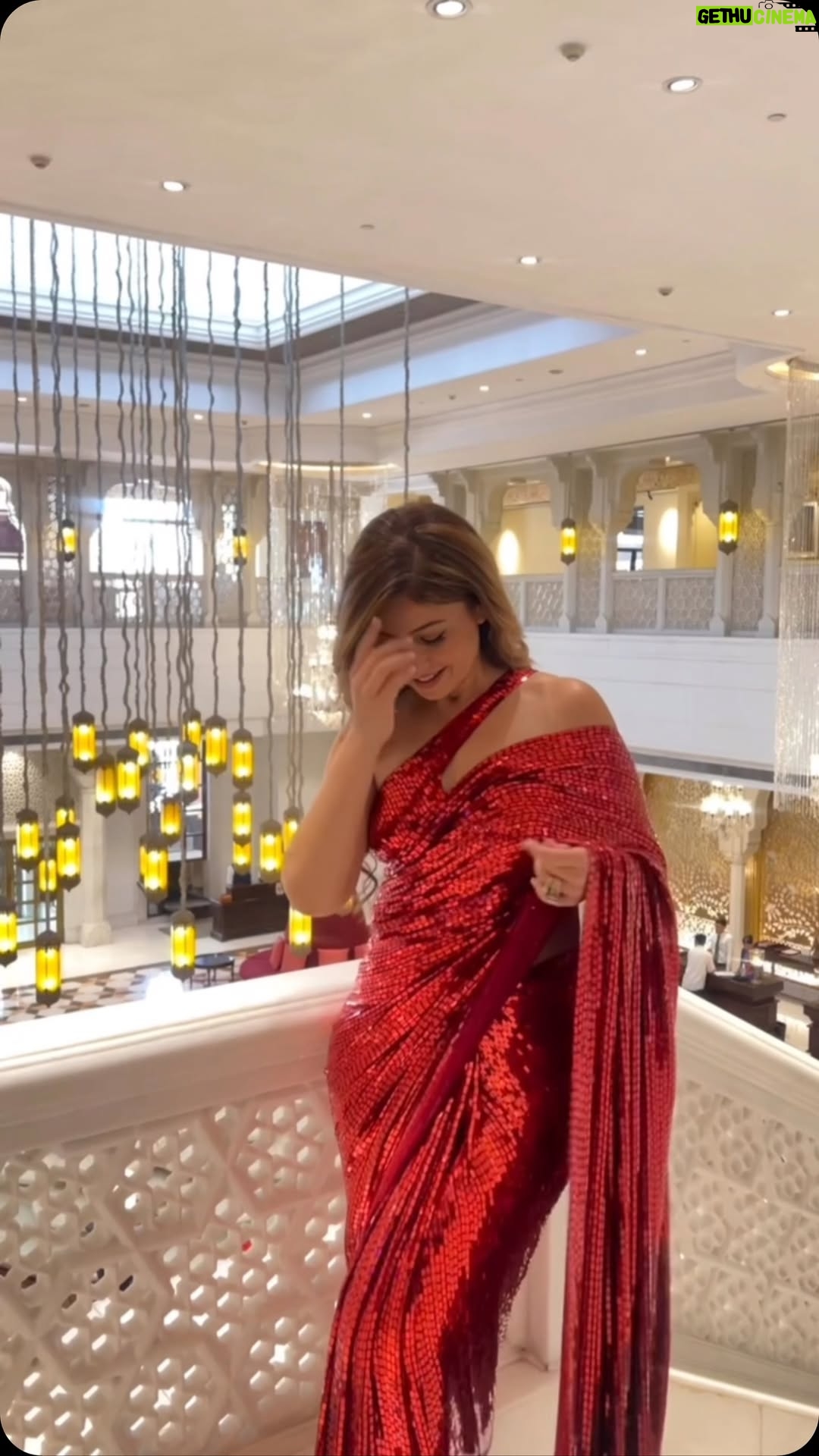 Komal Sodhi - 1.8K Likes - I love glitter and shimmer and you ❤️
Raat baaki 😍
Wearing my Fav MM saree @manishmalhotra05 @manishmalhotraworld 
#sarees #bling #fav #viral #red #shimmer