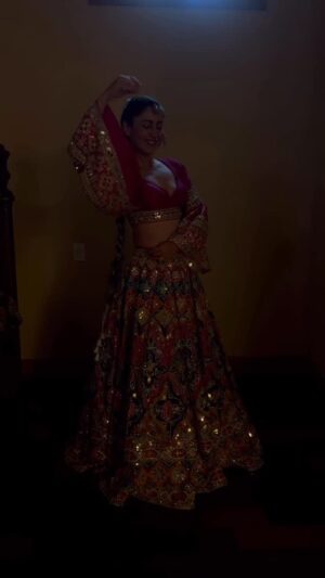Komal Sodhi Instagram - No Lights and look at the shimmer ❤️Sangeet outfit 

Wearing @abhinavmishra_ @abhinavmishrapersonal 
#viral #viralreels #share #shimmer #bling #wedding #bride #bridal