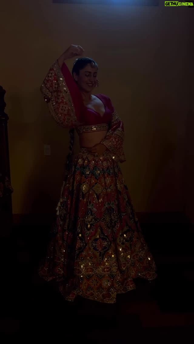 Komal Sodhi - 1K Likes - No Lights and look at the shimmer ❤️Sangeet outfit 

Wearing @abhinavmishra_ @abhinavmishrapersonal 
#viral #viralreels #share #shimmer #bling #wedding #bride #bridal