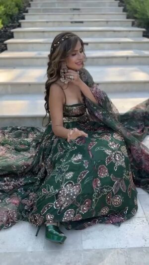 Komal Sodhi Instagram - BTS 🩷🩷🩷

Wearing @mahimamahajanofficial 

#viral #bts #lehengas #sangeet #likeforlike #share #printed