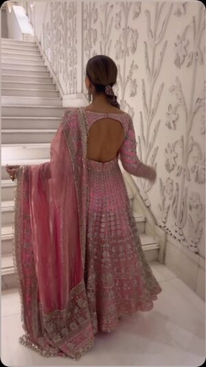 Komal Sodhi Instagram - Hi 💕
In love with this color .. and you ? 
Wearing MM @manishmalhotra05 @manishmalhotraworld @manishmalhotravows 
#wedding #anandkaraj #share #love #instalove #suits #sangeet #mehndi #pink #viralpost❤️ #viralreels