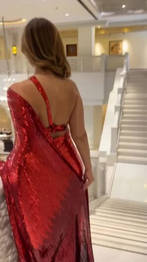 Komal Sodhi Instagram - ❤️😍
Simply Obsessed … 
Wearing @manishmalhotra05 @manishmalhotraworld ..
#shimmer #bling #red #sexy #colors #sarees #viralsarees #receptionlook #stunning