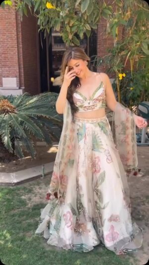 Komal Sodhi Instagram - Dreamy … romance … 🥰
Wearing @mahimamahajanofficial ❤️😍
#lehengas #wedding #dreamy #romance