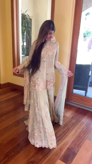 Komal Sodhi Instagram - In Love with this song @wahaj.official … 
Love it ❤️❤️❤️

Wearing @anamikakhanna.in 
#shraralove #shrara #sagegreen #share #likeforlikes #viral #reels #viralvideo #viralreels