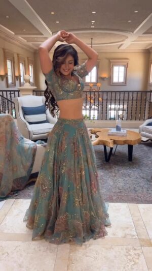 Komal Sodhi Instagram - Crazy about this lehenga guys … 
Sexy 🔥Yes or No !