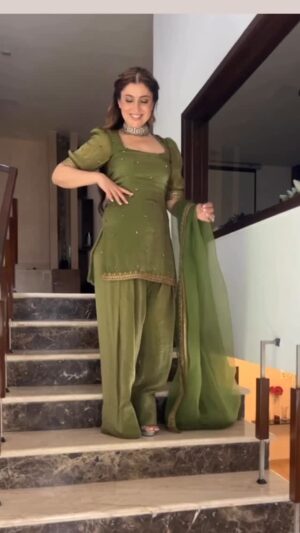 Komal Sodhi Instagram - Those Salwar short kameez suits .. Kuch yaad aaya ❤️

Wearing @eshakoul_official 
Makeup @makeupbydivya 
Miss India 😭

#suits #shortkameez #farsisalwar