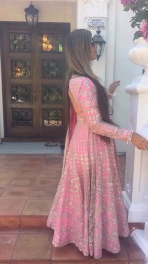 Komal Sodhi Instagram - When at a amazing wedding 🩷
When you shoot s video in 1 min Napkin still in my had .Feeling cute might delete later 🥰… Outfit Obsessed 
Wearing @manishmalhotra05