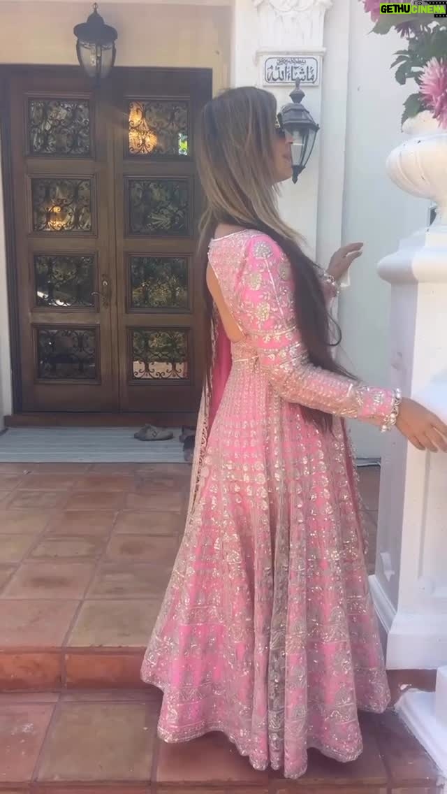 Komal Sodhi - 1K Likes - When at a amazing wedding 🩷
When you shoot s video in 1 min Napkin still in my had .Feeling cute might delete later 🥰… Outfit Obsessed 
Wearing @manishmalhotra05