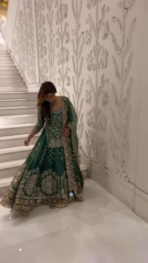 Komal Sodhi Instagram - Jaipur is such a vibe 🔥… 

Do you agree .. Rajasthan ❤️
Wearing @abhinavmishra_ @abhinavmishrapersonal 

#vibe #culture #music #jaipur#amerfort #rajputana Sheraton #viral #share #indianoutfits #lehenga #twirl