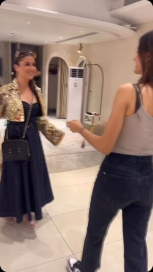 Komal Sodhi Instagram - With your Fav Mahima Mahajan … ❤️❤️conversation … New launch … 
Shop all MM new collection with us @thegrandtrunk_official 
#viral #prints #lehehnga #mahimamahajan #designer #love #share