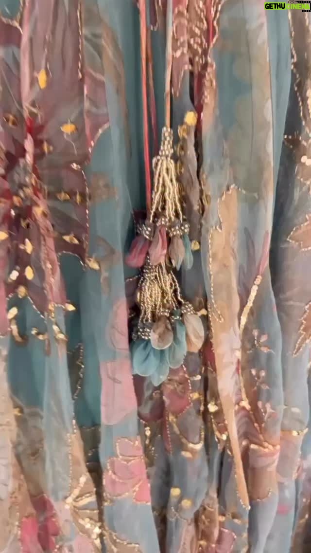 Komal Sodhi - 2.5K Likes - Obsessed with the color … Print ❤️

Wearing @mahimamahajanofficial 
Makeup @msutra_bride 💗

#viral #viralreels #lehengas #sangeet #mehndi